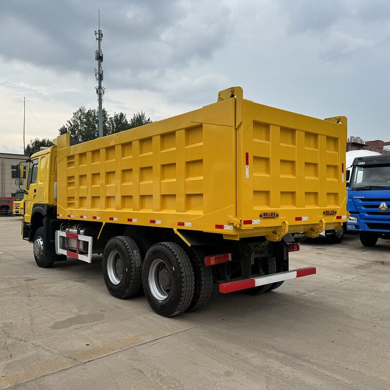 重汽豪沃后八轮自卸车 右驾驶舱垃圾倾斜车 371马力矿用工程车