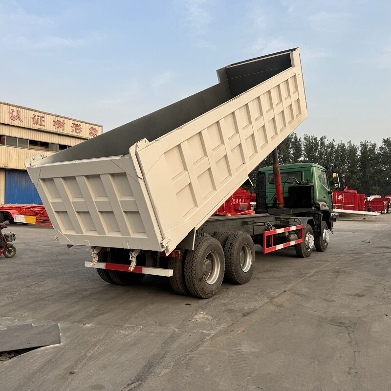 重汽豪瀚自卸车出口 前四后八矿用工程车 右驾驶舱翻斗垃圾车