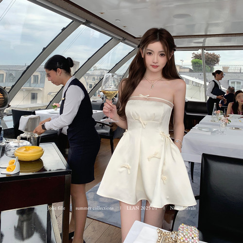 你的懒懒llan质感缎面抹胸连衣裙