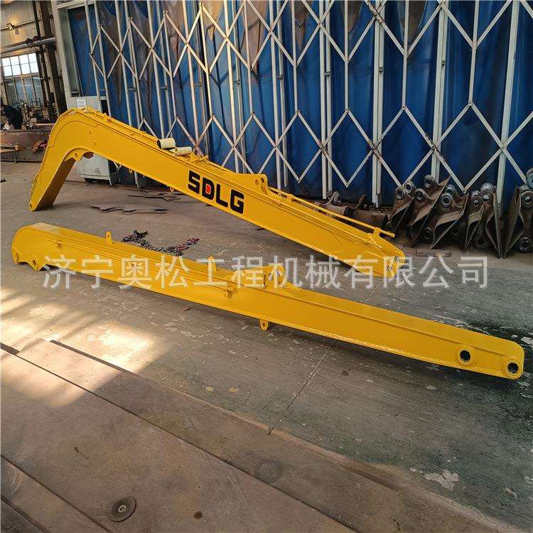 奥松挖掘机22米加长臂 锰板加强焊接重心稳 体量轻 操作灵活 指导