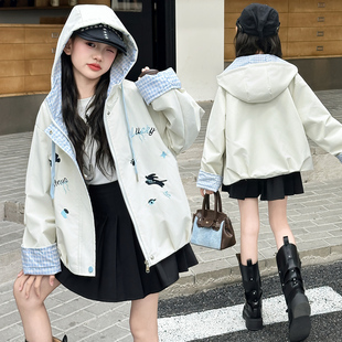 女童秋装外套2026新款春秋软壳冲锋衣连帽夹克小女孩学生洋气风衣