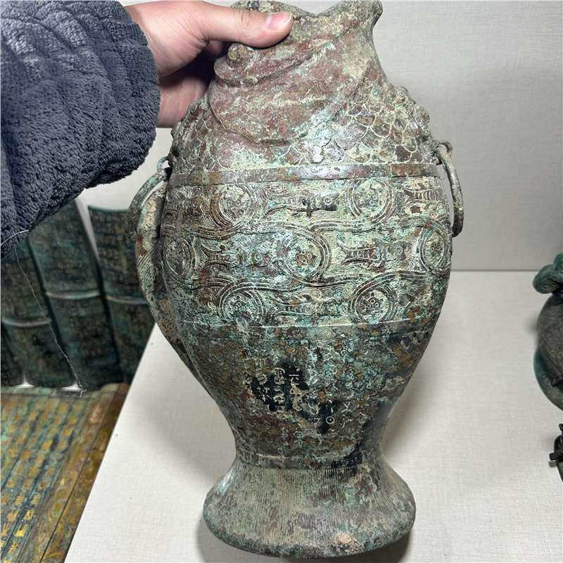 高兽衔环鱼尊满工纹饰腹有铭文古青铜器博物馆收藏古玩收藏