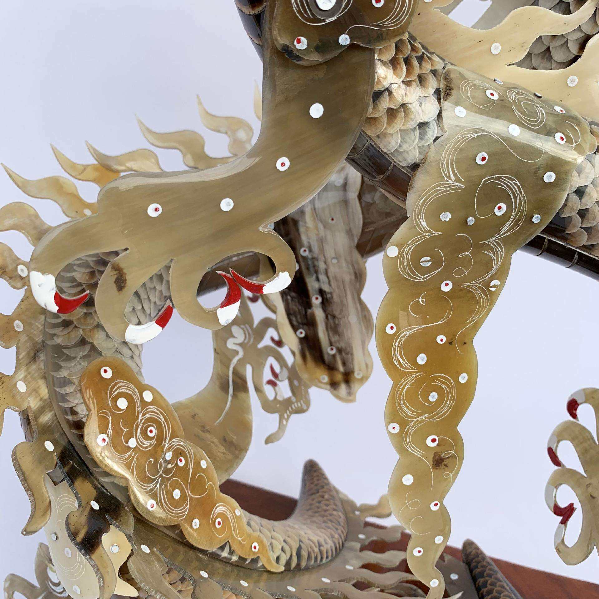 牛角雕刻制作工艺品牛角雕刻双龙摆件雕刻龙凤吉祥牛角梳厂家