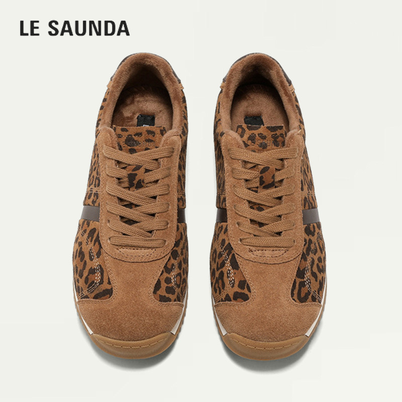 LE SAUNDA/莱尔斯丹2026冬季加绒豹纹德训鞋女复古轻便通勤阿甘鞋