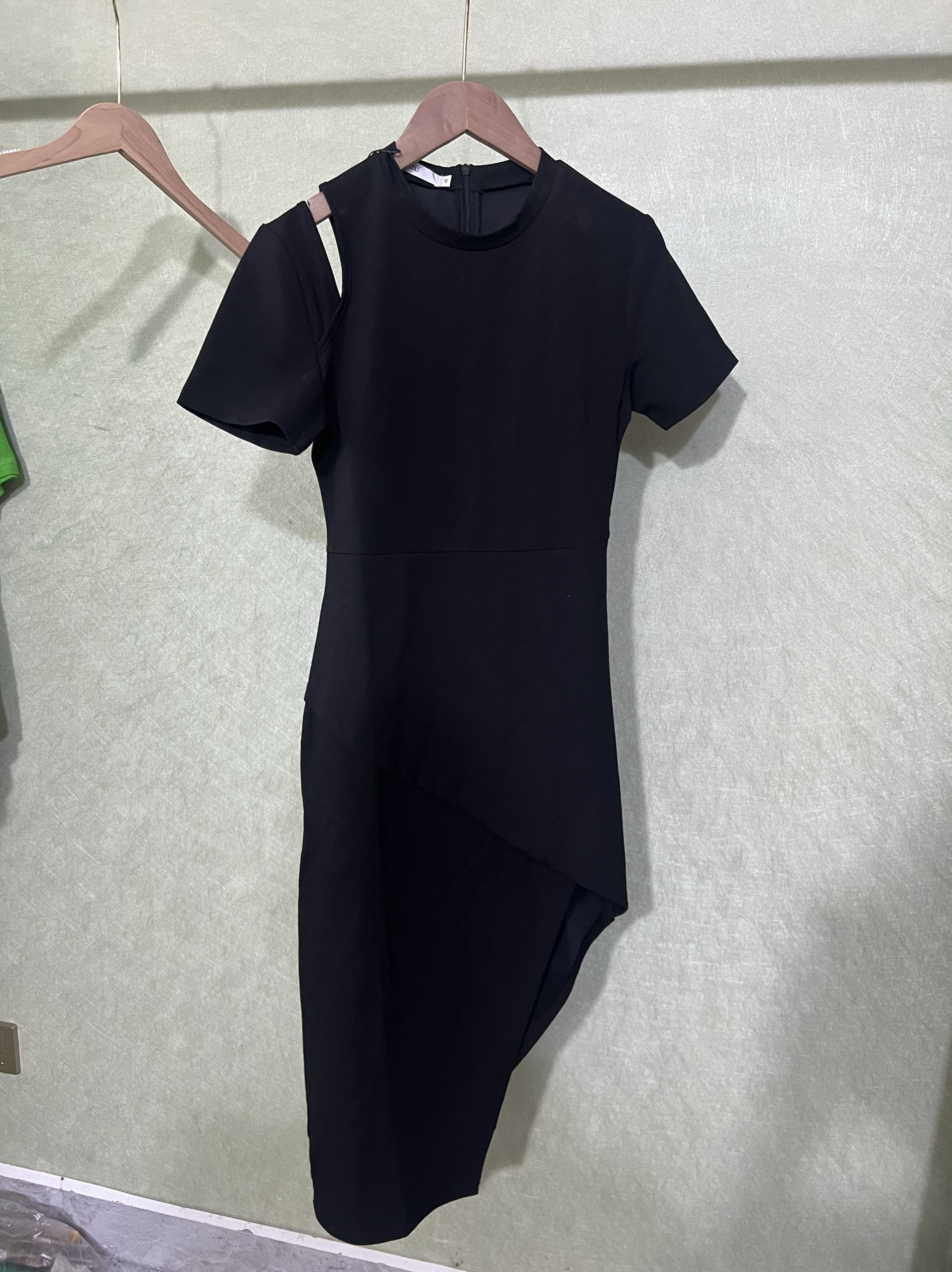 伊华系列专柜799黑色漏肩不规则连衣裙