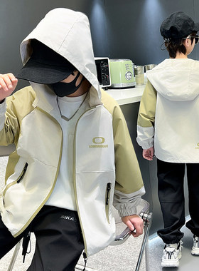 男童外套春秋薄款冲锋衣2025新款洋派中大童男孩帅酷连帽秋季上衣