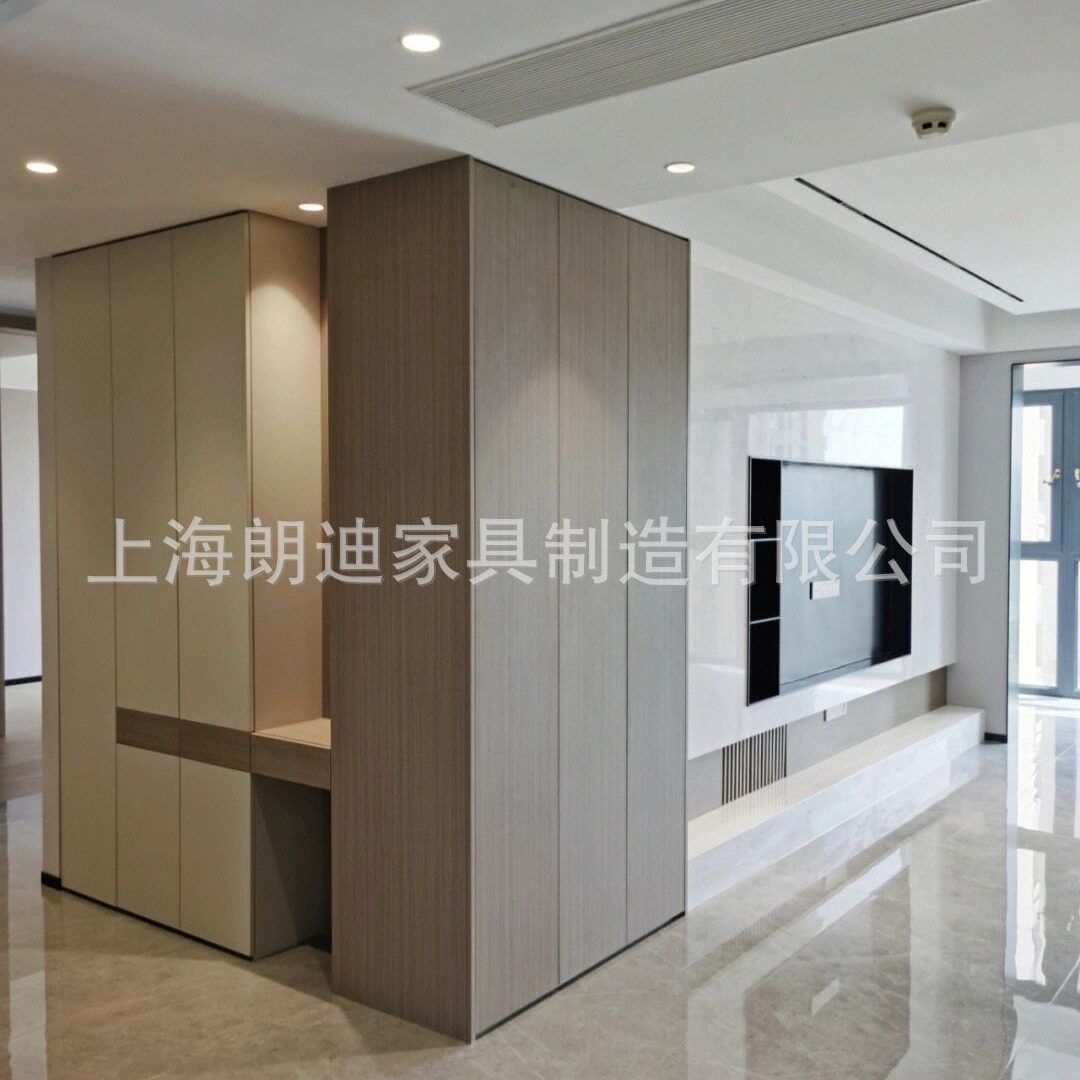 定制轻奢卧室平开门通顶衣柜免拉手肤感设计PET门板铝蜂窝板柜体图片