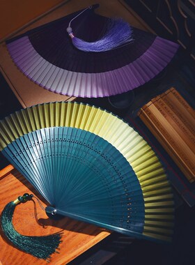 中国风渐变折扇子绿色金色古风纯色汉服配饰流苏摄影男女跳舞蹈扇