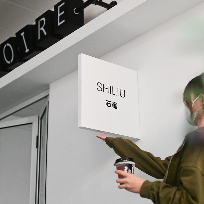 简约不锈钢侧挂广告牌 可定制各种颜色 店铺侧招门头招牌定做