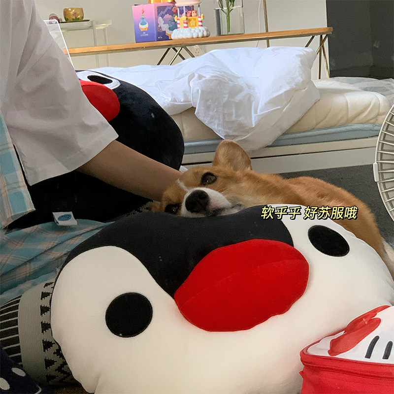 可爱卡通企鹅毛绒抱枕办公室沙发午休靠枕礼物