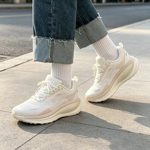 Nike耐克 Vomero 18 女款舒适柔软透气低帮休闲跑步鞋/IO9915-100