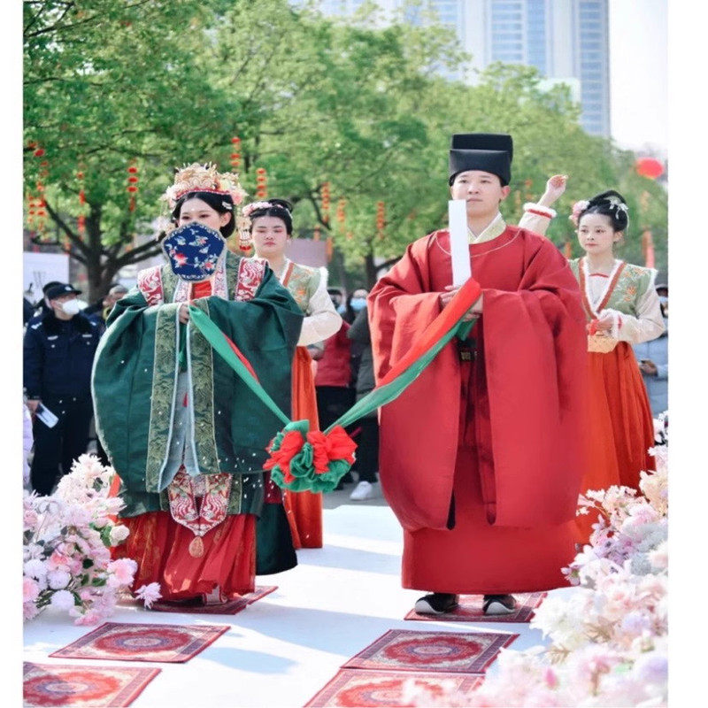 婚礼道具牵巾多色彩球红绿色锈球色丁绸缎大红色金黄色花球剪彩花