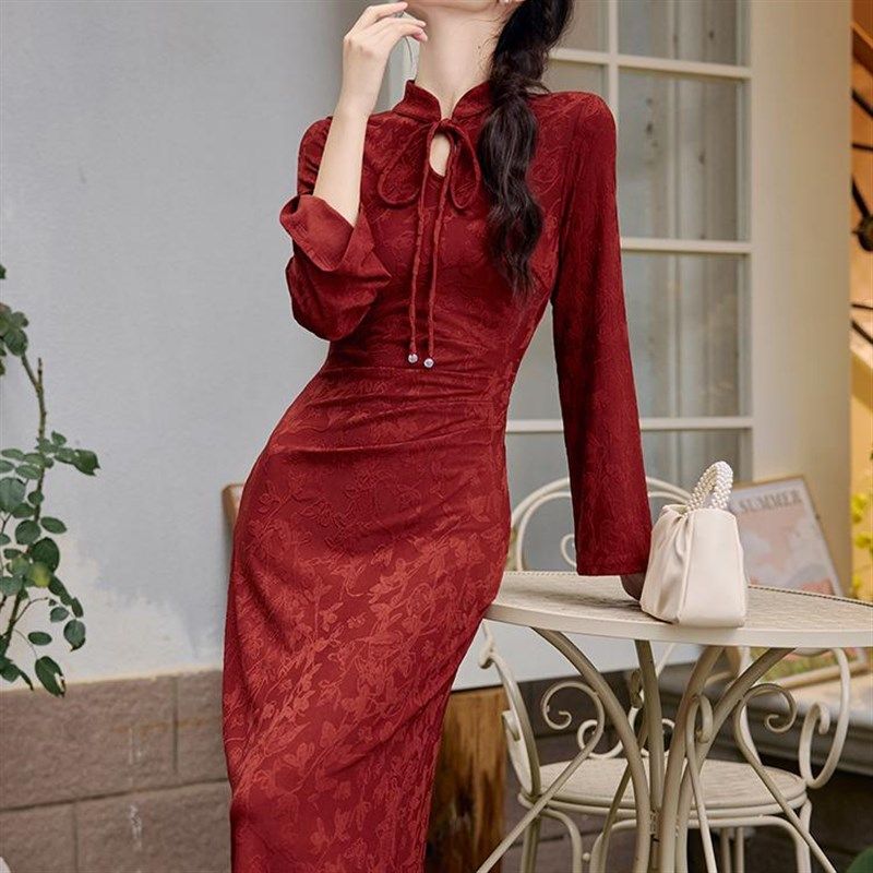 新中式复古酒红色改良旗袍女订婚礼服日常修身连衣裙长袖高级感秋