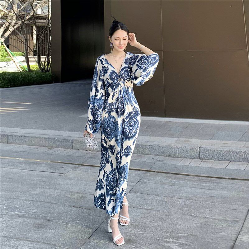 宛宛大大《青花缠枝》度假风 东方韵味葫芦曲型v领灯笼袖缎面长裙