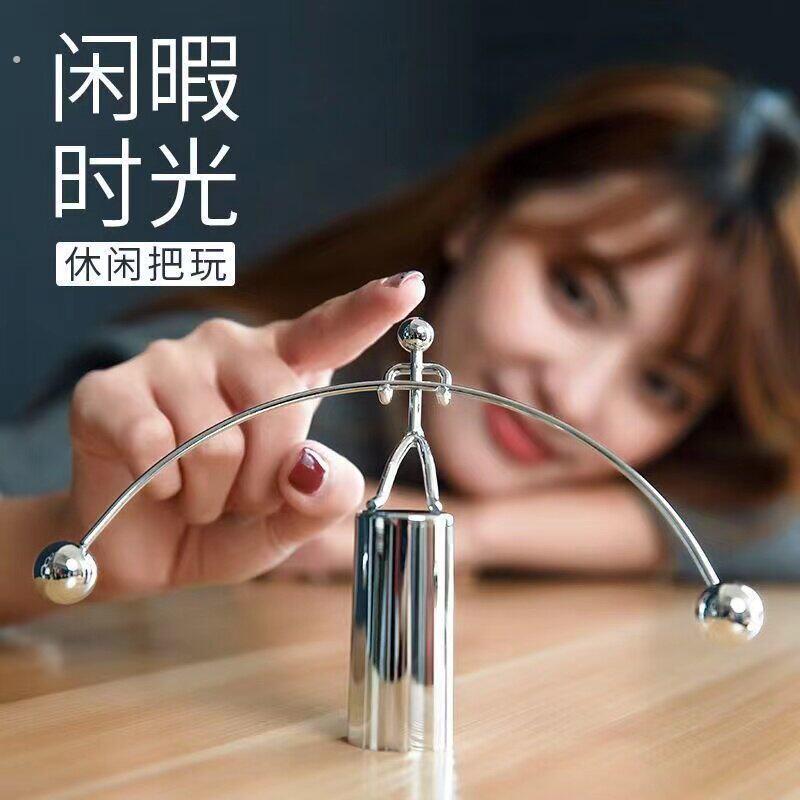 网红同款不倒翁小铁人摆件牛顿平衡摆创意礼品生日礼物办公室解压