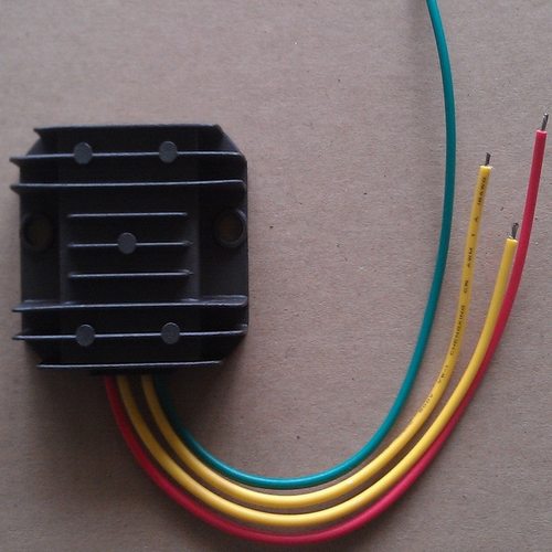 厂家配套内置式防水12V100W交流单相风力发电机充电控制器