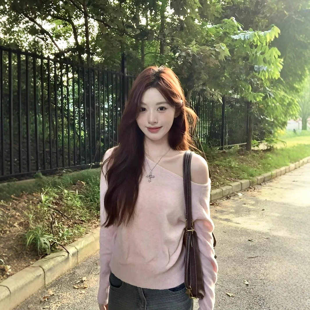 韩系穿搭粉色斜肩针织衫女2024秋冬甜妹纯欲修身内搭打底软糯上衣