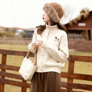 白色小马高领毛衣开衫女秋款慵懒风宽松高级感日常通勤针织外套
