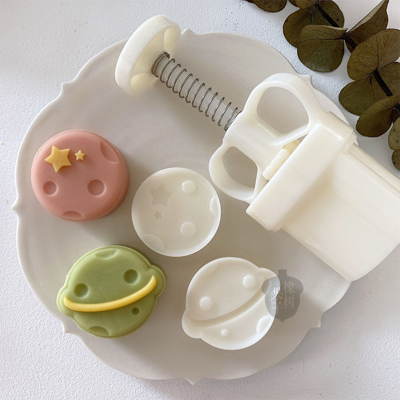 韩式新款趣味网红什么是快乐星球冰皮手压月饼模具绿豆糕茶点50g