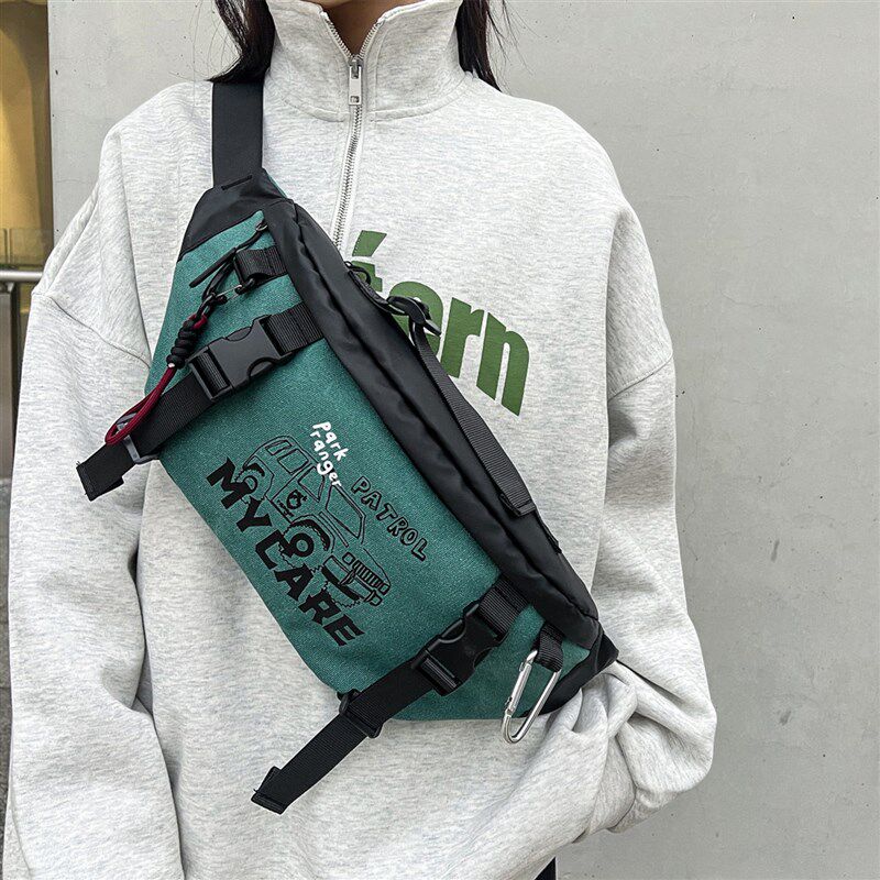 男士斜挎包2025新款轻便帆布包工装单肩挎包户外骑行运动时尚腰包
