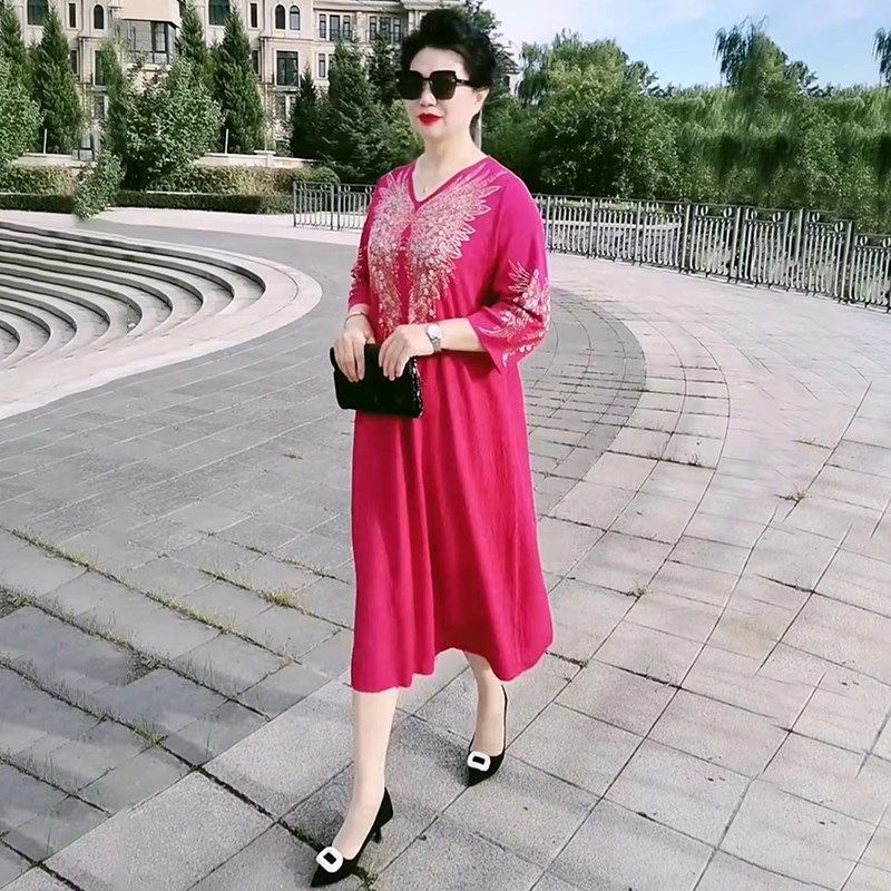 中年女士时尚V领针织连衣裙秋冬妈妈中长款宽松显瘦大码毛衣裙子