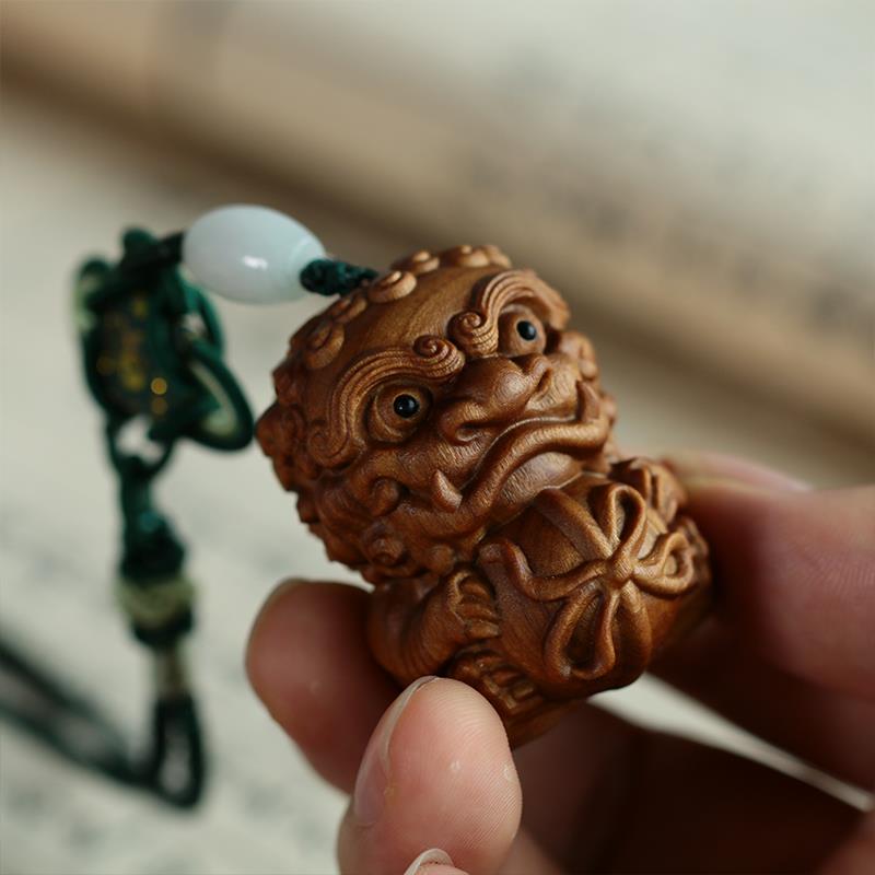 保真檀香木手把件狮子抱球实木文玩盘玩动物雕刻工艺汽车钥匙挂件