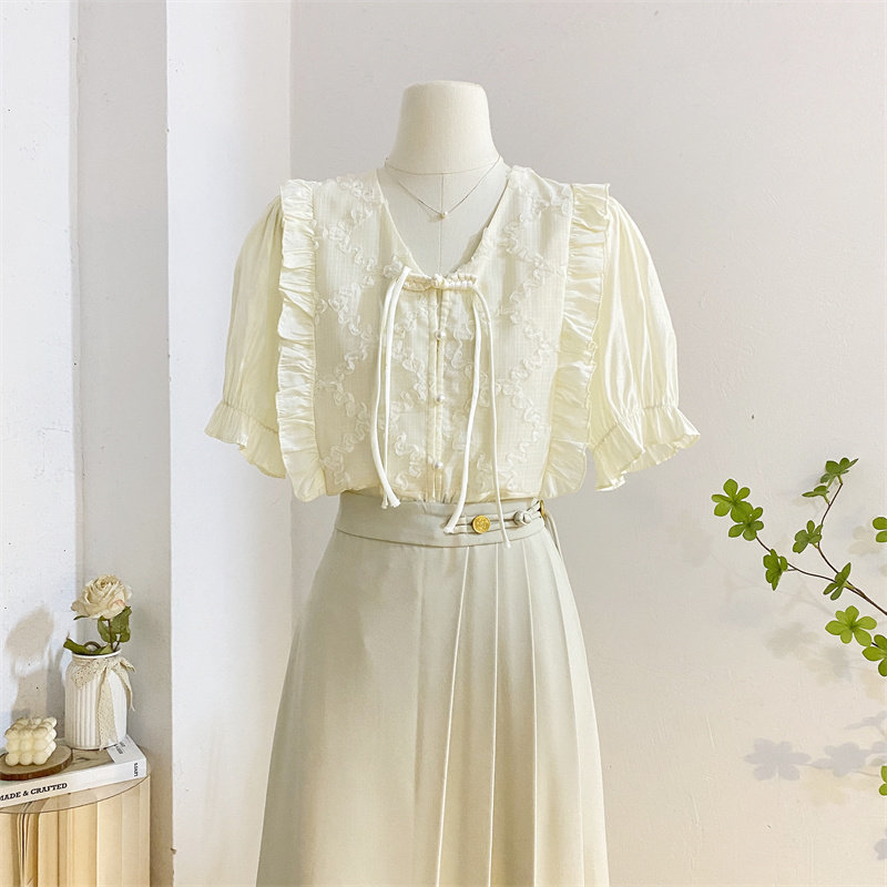 新中式V领盘扣衬衫女2025夏季设计感荷叶边泡泡短袖国风小衫上衣