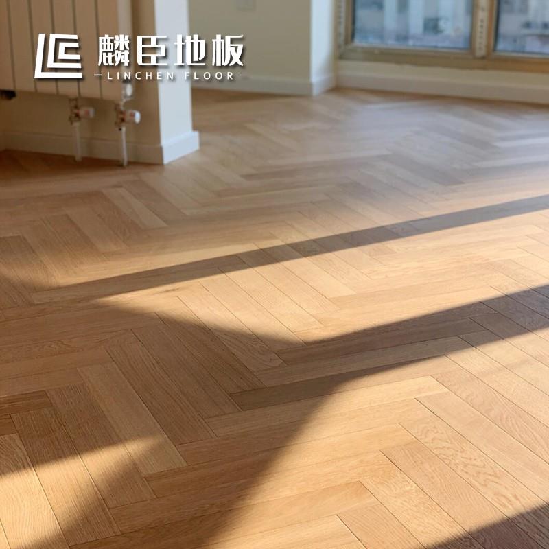 北欧橡木纯实木原木色人字拼鱼骨拼锁扣地热家用地板18mm厂家直销