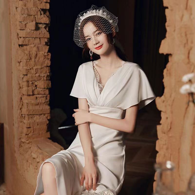 大码轻婚纱2023新款缎面新娘迎宾白色礼服V领旅拍婚纱简约显瘦