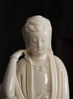 仿古何朝宗款明清古典德化窑陶瓷摆件盘坐小佛像白瓷小自在观音