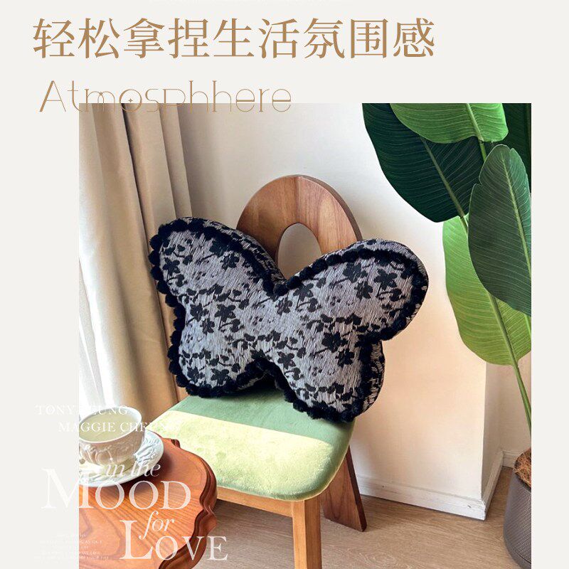 法式蝴蝶抱枕高级轻奢感玫瑰花公主专用女生沙发卧室客厅宿舍靠垫