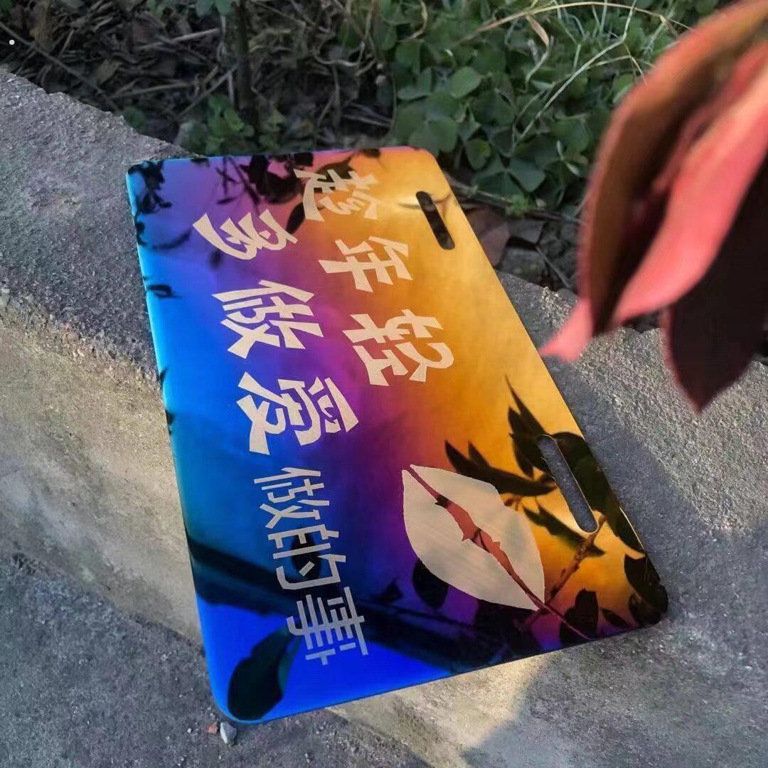 烧钛尾牌小猴子电摩电动车不锈钢烧钛反光尾牌网红搞笑个性尾牌
