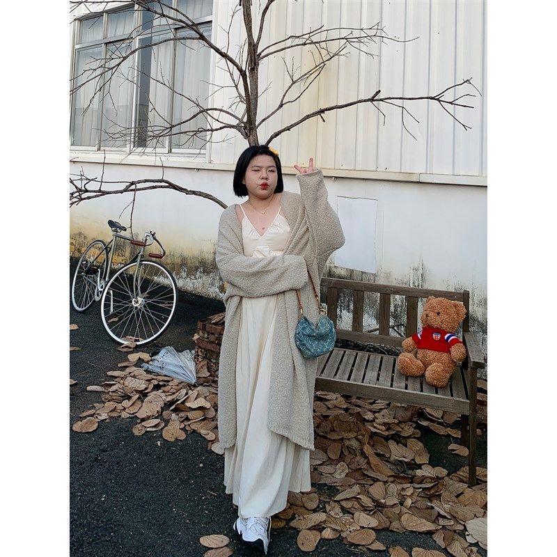 小胖噔 中长款毛绒针织开衫外套女秋冬白色大码V领吊带连衣裙套装