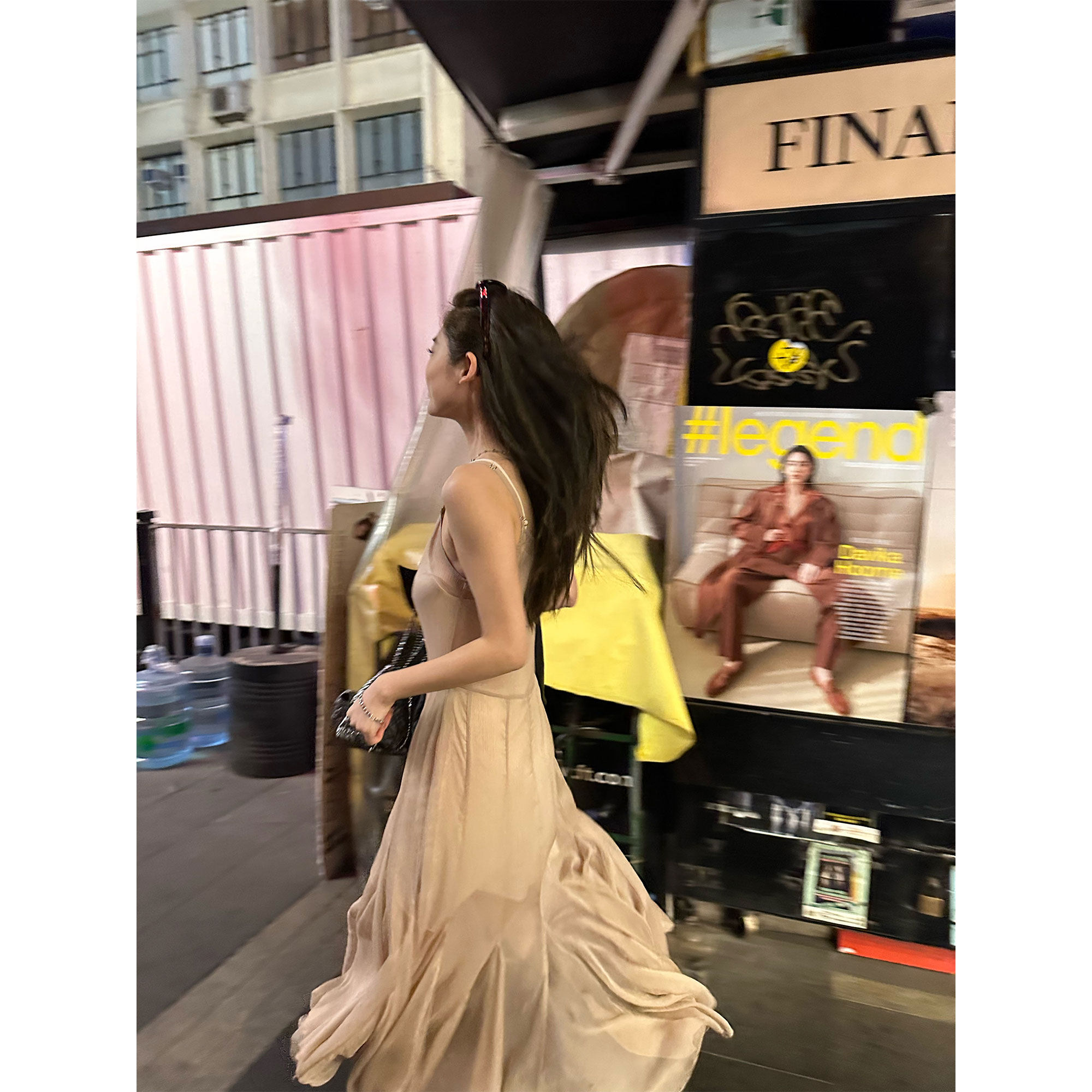 Xinlei Lin  流浪仙卡其色黑色双色飘逸感大摆量吊带连衣长裙