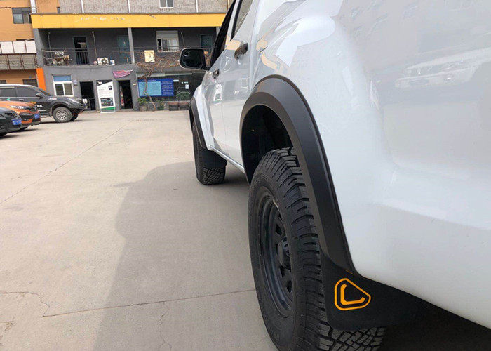 五十铃DMAX瑞迈铃拓皮卡越野改装泰版轮眉加宽挡泥板防刮条轮拱装
