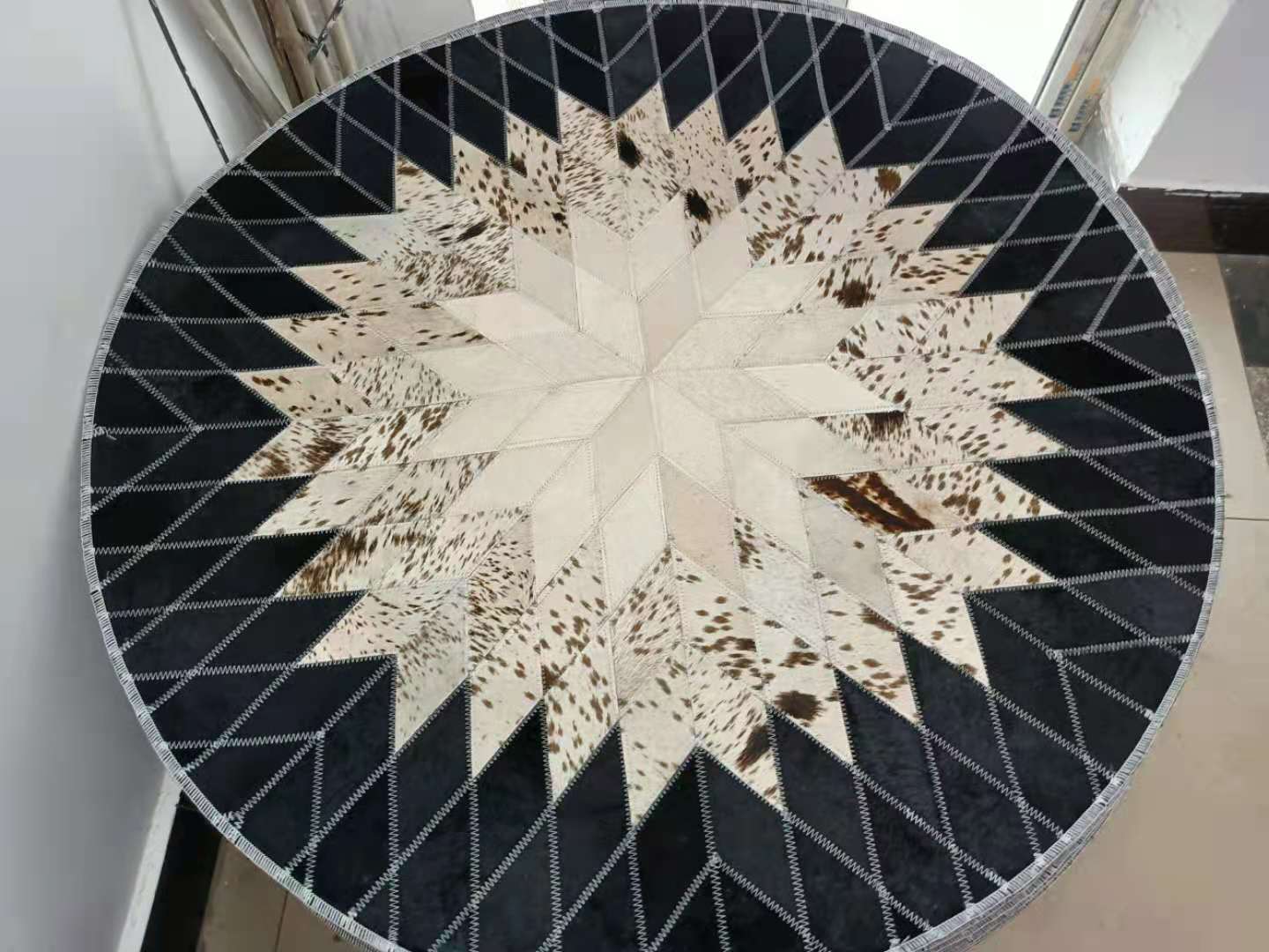 大量圆形牛皮牛皮地毯捡漏处理黑白拼接圆毯真皮几何客厅