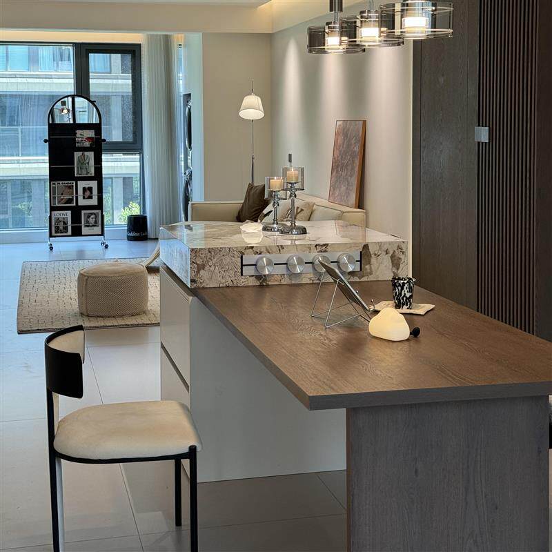 轻奢风木纹岩板岛台餐桌一体可伸缩家用开放式厨房高级感导台定制图片