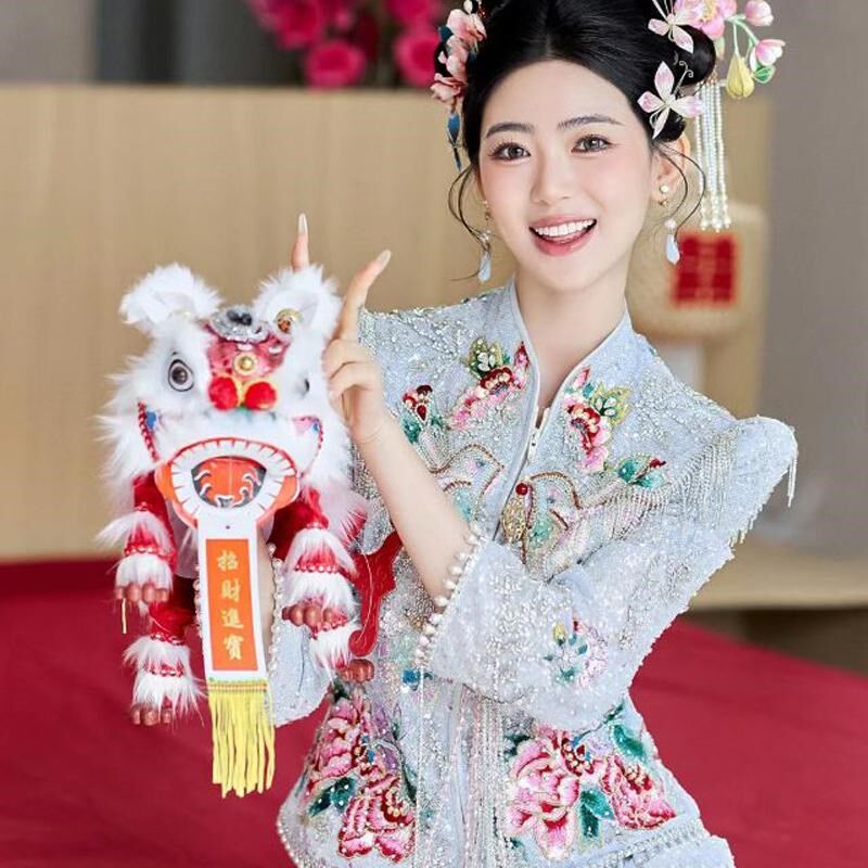 中式婚礼拍照道具提线小狮子晨袍秀禾新娘结婚出嫁摄影拍照醒狮
