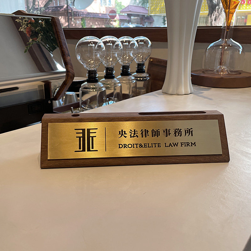 定制实木黄铜标识展示牌接待处前台标牌定制姓名桌面三角台牌摆台