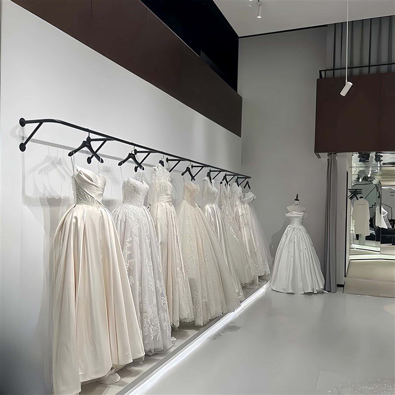 新款服装店上墙展示架黑色烤漆铁艺婚纱童装女装店货架陈列挂衣杆