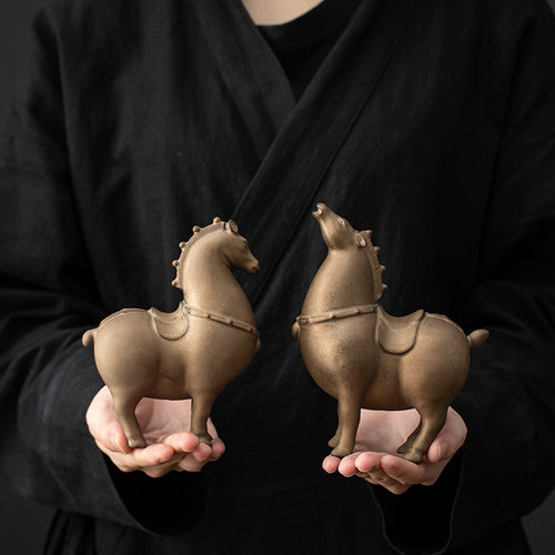 陶瓷唐马摆件创意家居办公室马到成功桌面书房摆设装饰红马工艺品
