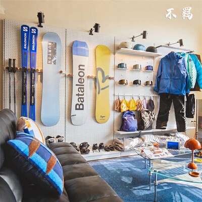 滑雪装备洞洞板置物架徒步用品陈列金属货架子工具收纳展示造型墙