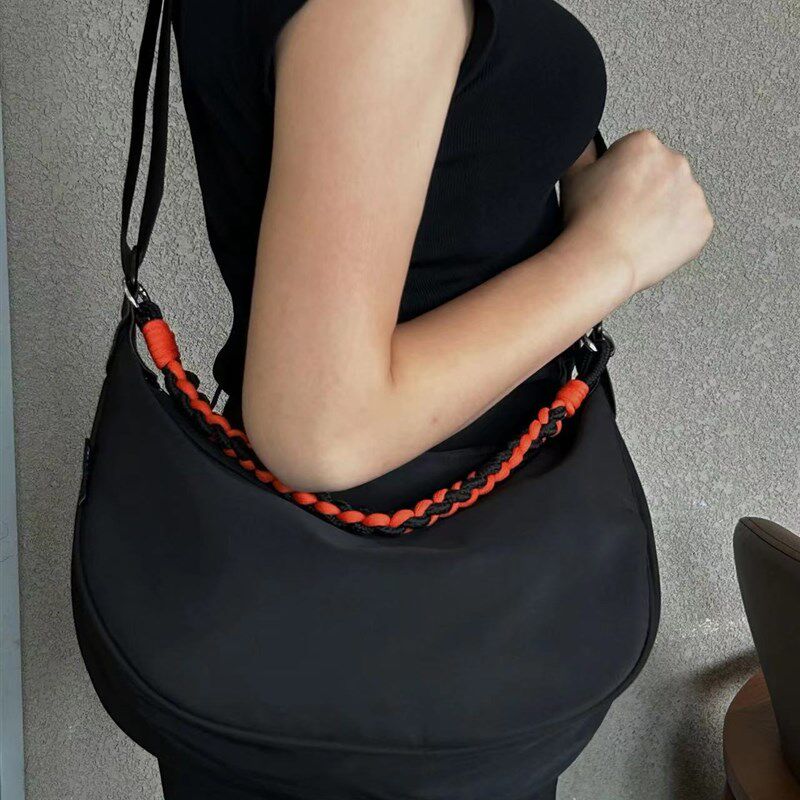 防水加厚尼龙饺子包百搭休闲背包新款运动斜挎包男黑色帆布包腰包