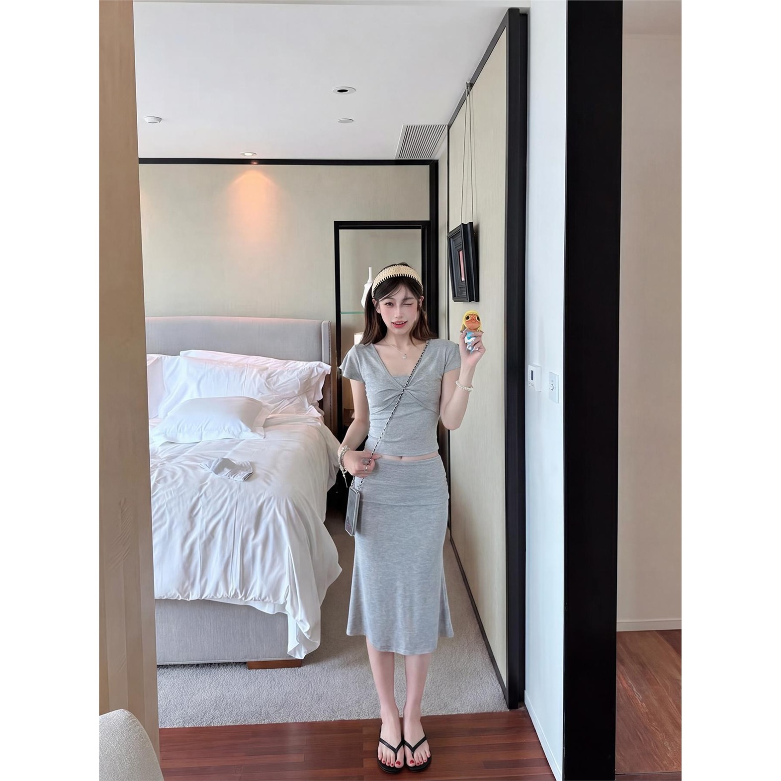 灰色v领短款显瘦T恤女夏