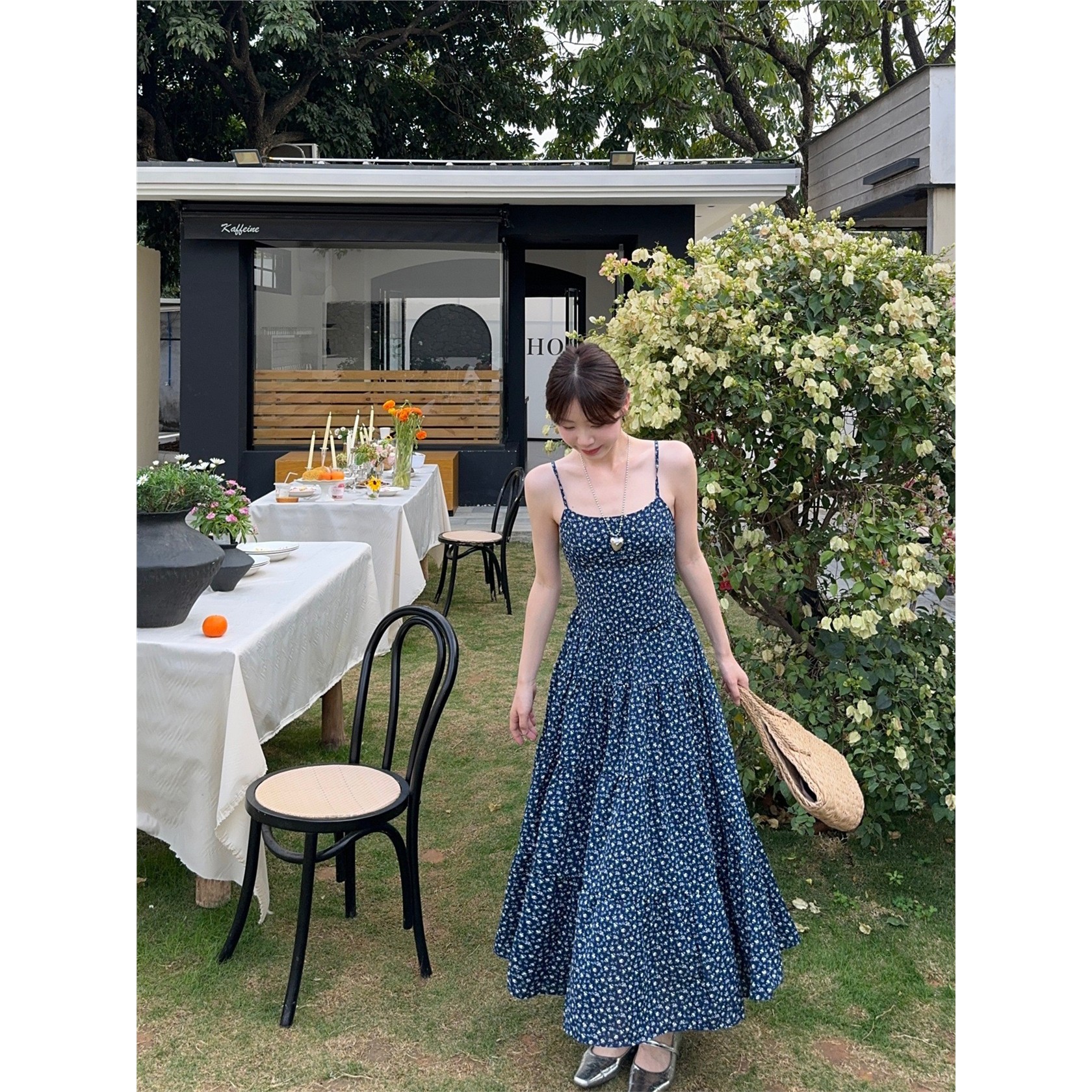 甜美蓝色碎花吊带连衣裙