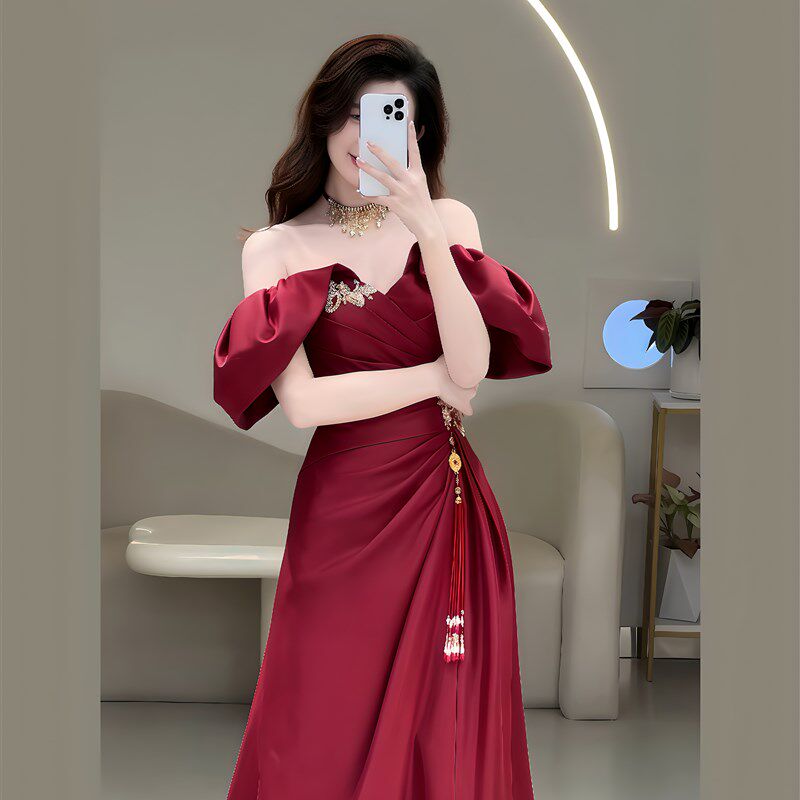 新中式一字肩敬酒服新娘晨袍新款高级感轻奢小众订婚晚宴礼服裙女