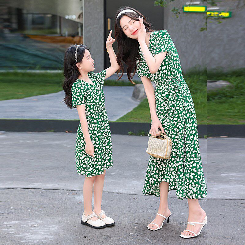 高端母女装连衣裙夏装2025新款洋气网红亲子装长裙气质仙女沙滩裙
