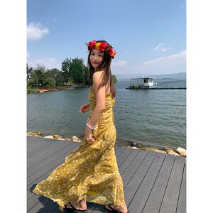 落落狷介黄色碎花吊带连衣裙2024新款女夏季设计感收腰荷叶边裙子
