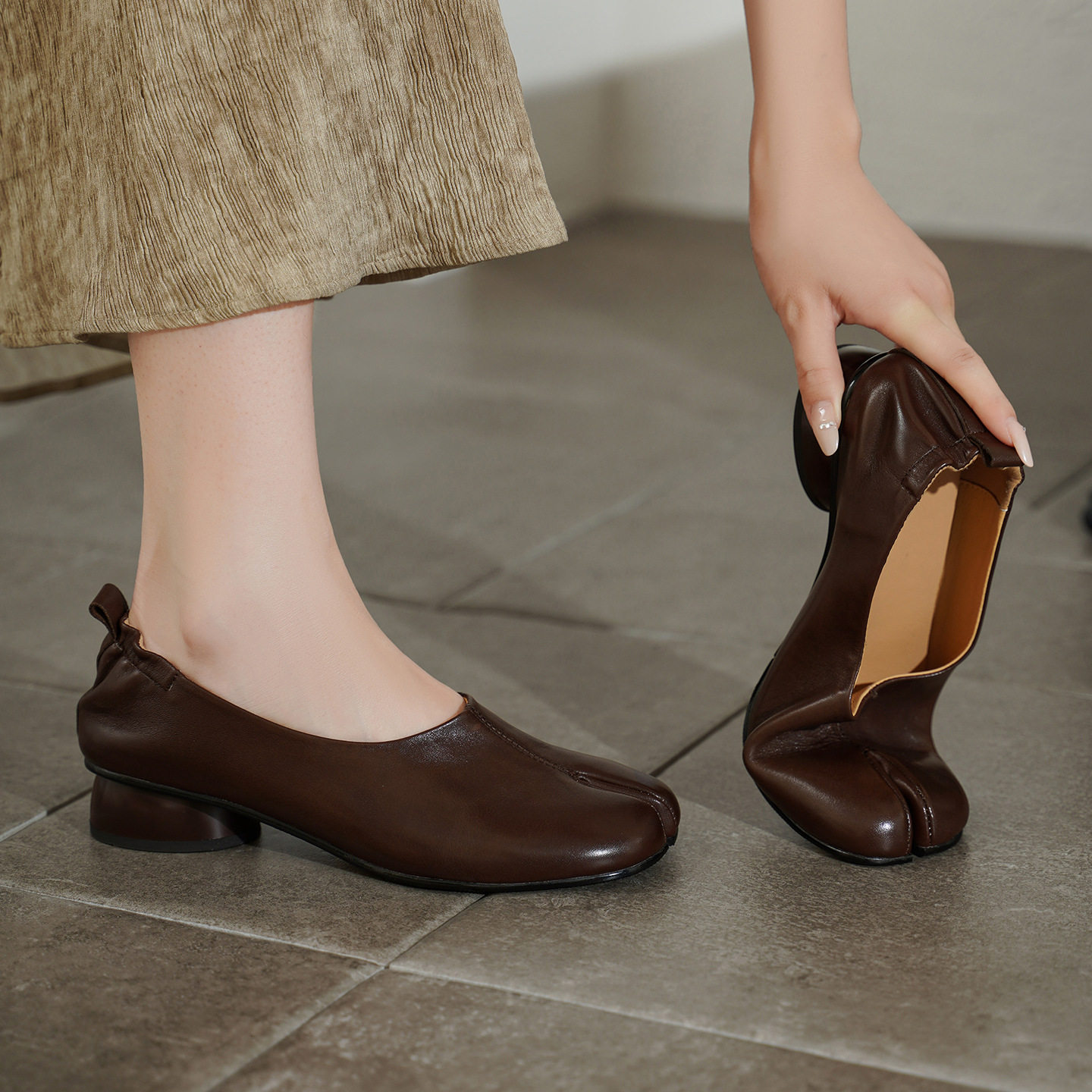 洋气个性牛皮分趾鞋秋季粗圆头低跟小皮鞋真皮中口猪蹄单鞋女