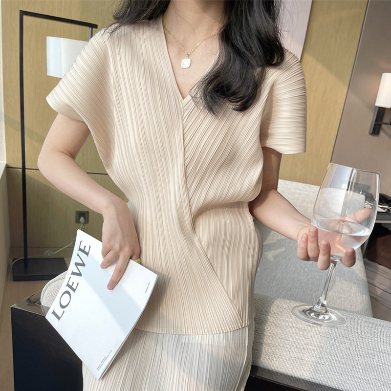 三宅上衣女气质轻熟风夏季新款法式V领设计感小众褶皱T恤衫女